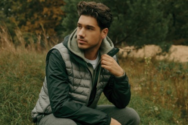 Logotrade reklaamkingituse foto: Iqoniq Logani taaskasutatud polüestrist tuulejope